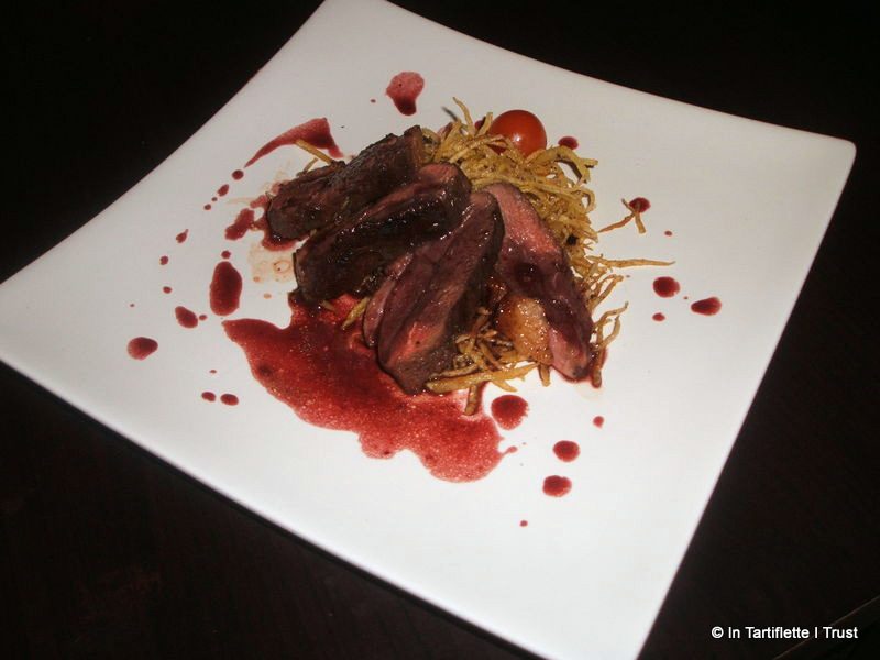 Filet de canard sauce aux fruits rouges, pommes paille