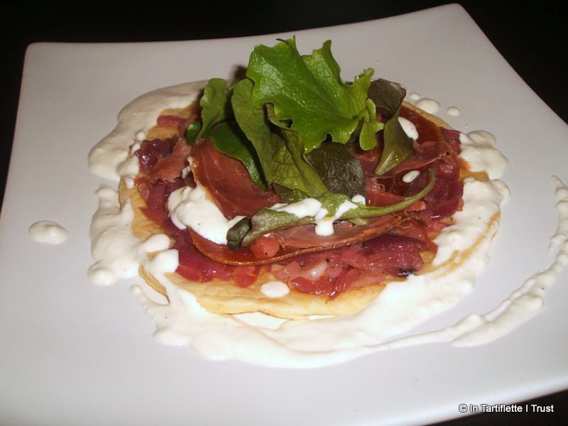 Tarte fine à la compotée d’oignons rouges, chiffonnade de jambon serrano et crème de St Marcellin