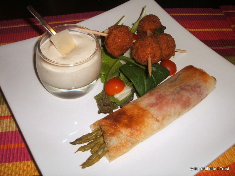 Boulettes de poulet au pesto, croustillant d’asperges au serrano, sauce mousseuse au parmesan