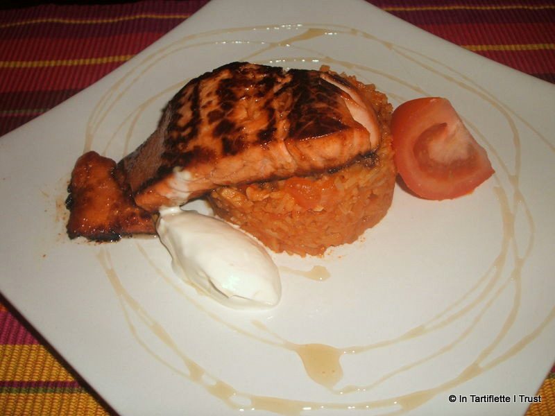 Saumon mariné au miel, riz à la tomate et à l’ail