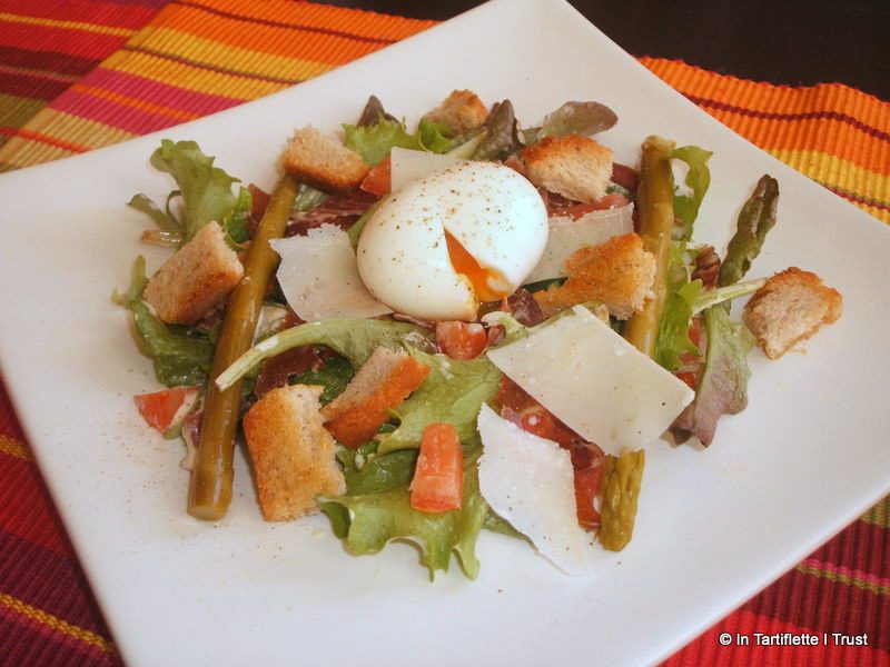 salade asperges oeuf mollet croutons tomate