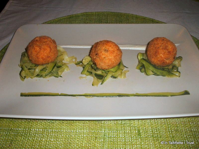 Boulettes de poulet à la mortadelle et aux olives, tagliatelles de courgettes et sauce crémeuse au citron