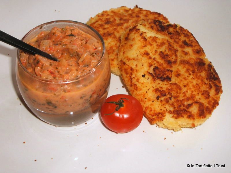 Galettes de pommes de terre à la brousse, sauce tomate-coriandre