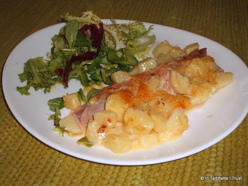 Pommes de terre et rouleaux de jambon aux poireaux gratinés au camembert