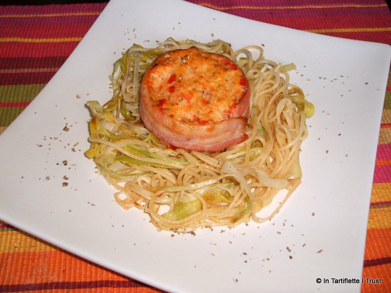 Médaillon lardé de poulet aux tomates & mozzarella, spaghetti aux poireaux