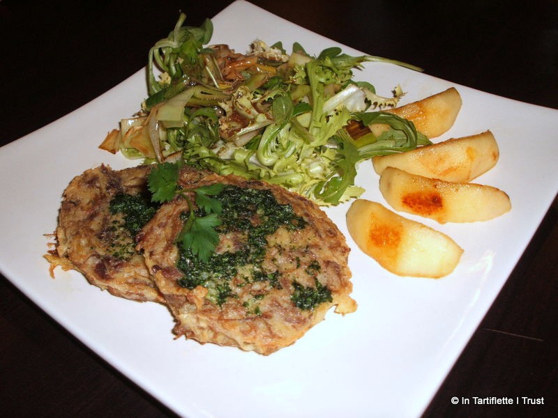 Galettes de pommes de terre au confit de canard, mesclun aux poireaux et pommes poêlées