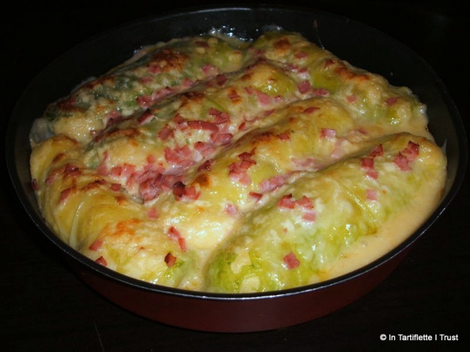 Rouleaux de chou farcis aux pommes de terre, sauce fromage & bacon - In