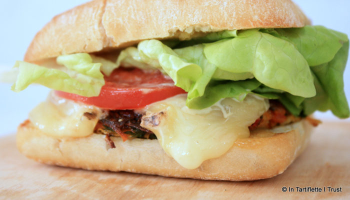 Burger de légumes, Saint-Nectaire fermier & sauce miel-moutarde