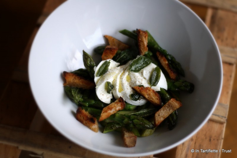 Asperges vertes, mozzarella & sauge au beurre