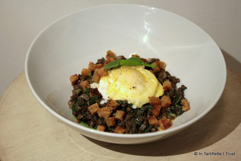 Lentilles aux épinards, œuf Bénédicte & croûtons au beurre