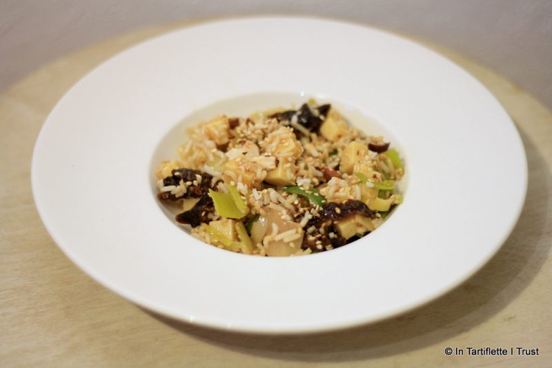 Salade de riz aux poireaux, amandes, sésame & pruneaux