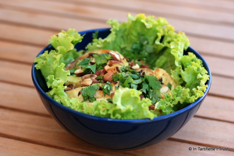 Salade de patates douces, sauce yaourt mangue, amandes grillées et coriandre