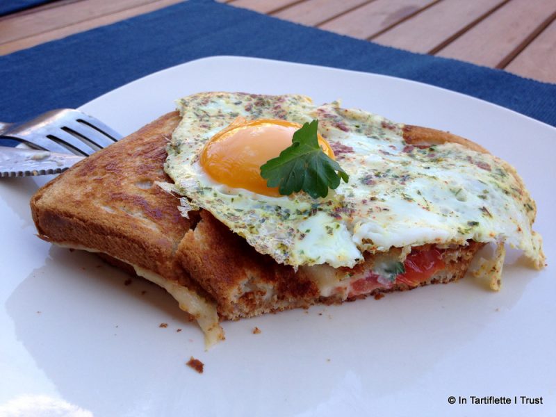 Croque-madame au chèvre frais, tomate, persil et sésame