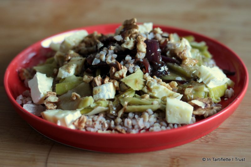 Salade de sarrasin, confits d'oignons rouges, poireaux, brie noix