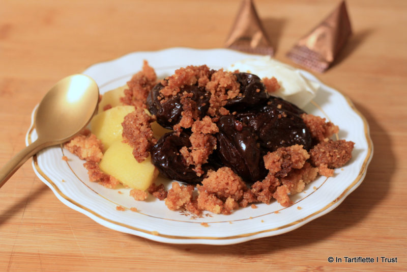 Pommes et pruneaux au vin rouge et à la cannelle façon crumble