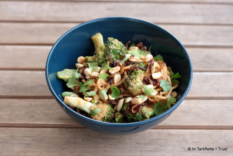 Nouilles de riz noir sautées – brocoli, cacahuètes & sauce soja