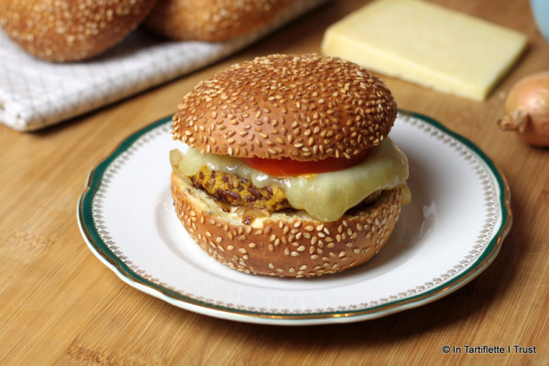 Burger de courge-riz-noix, fondue d'oignons et cantal entre-deux