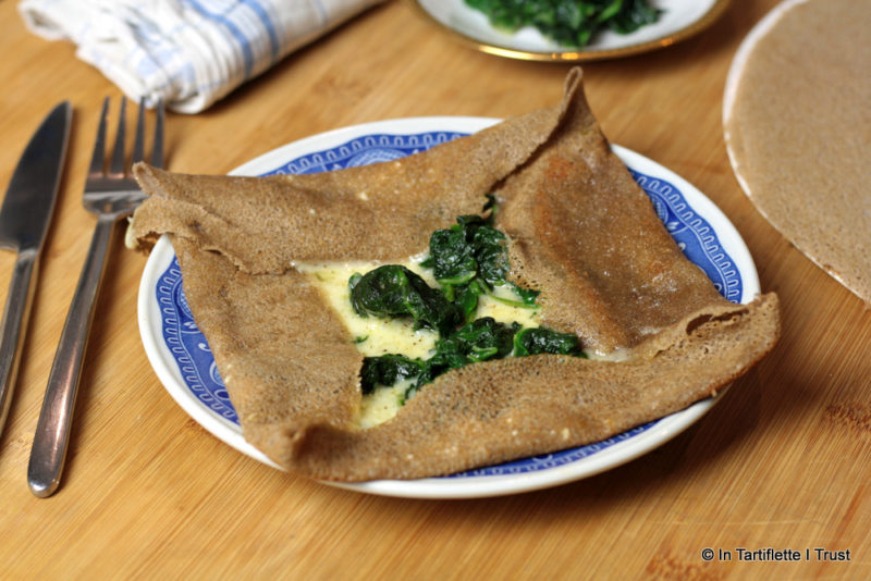 Galette de blé noir à la crème, emmental et tombée d'épinards