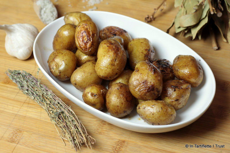 Cocotte de pommes de terre à l'ail, laurier et thym