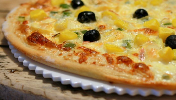 Pizza savoyarde – crème, reblochon, pommes de terre, poivrons & oignons
